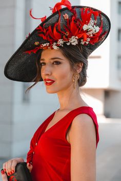 Black handmade occasion hat decorated with red ostrich feathers. All of our designs are 100% handmade in our studio-workshop in Southern Spain. If you would like to see more of our designs visit our WEBSITE at www.calabylilian.com and follow us on INSTAGRAM @calabylilian. As it is made by hand, it is possible that there may be small variations with regards to color and the exact position of the decorative elements. Natural preserved flowers have a special treatment that maintains their natural a Wedding Guest Hat, Wedding Hats For Guests, Royal Ascot Hats