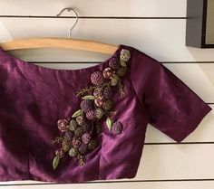 Saree Blouse Embroidery Designs, Silk Sari Blouse, Sabyasachi Lehengas, Bridesmaid Lehengas, Sari Wedding, Lehenga Bridesmaid, Blouse Crop Top, Lehenga Bridal, Hand Embroidery Work