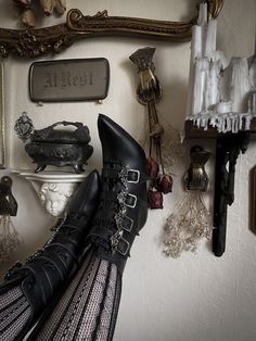 Western Bedding Ideas, Gothic Mad Hatter, Country Room Ideas, Witchy Shoes, Western Mirror, Room Ideas Vintage, Gothic Western, Country Room