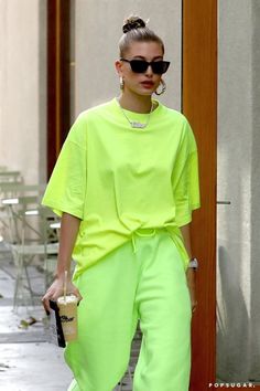 Hailey Baldwin's Neon Green Outfit November 2018 Glow Clothes, Ropa Color Neon, Neon Green Outfits, Neon Clothing, Neon Green Top, Looks Hip Hop, Style Vert, Green Outfits