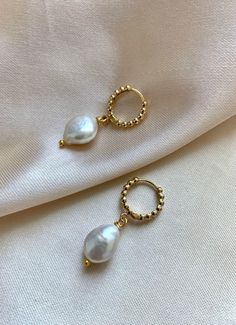 Pearls and hoops, Definitely the best of both worlds. These freshwater pearl drop hoops make for an elegant addition to any outfit. Classic jewelry vibe combined with the fashion-forward trend. Comfortable for daily wear, suitable for every occasion. DETAILS * 14K Gold pleated  * Freshwater Pearls * Lead Free and Nickel Free MEASURES Hoop size: 1.2 cm Pearl size: 1.2 cm (The freshwater pearls are approx, We'll make sure the pearls used complement each other well) Sell as a pair  MORE Styles https://www.etsy.com/listing/657393439/gold-pearl-hoop-earrings-freshwater?ref=shop_home_active_1 https://www.etsy.com/listing/657436127/pearl-hoop-earrings-baroque-pearl-hoops?ref=listing-shop-header-0 PACKAGE: All jewelry comes in beautiful packaging, gift ready. ABOUT FALA All our work is made with l Bridesmaid Earrings Gold, 14k Gold Hoop Earrings, Baroque Pearl Earrings, Gold Pearl Earrings, Pearl Hoop Earrings, Fabulous Jewelry, Classic Jewelry, Bridesmaid Earrings