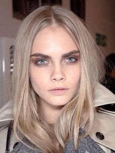 Cara Delevingne Hair Color, Supermodel Skincare, Beige Hair Color, Cara Delevingne Hair, Brown Eyes Blonde Hair, Beige Blond, Celebrity Hair Colors, Beige Hair, Ash Hair Color