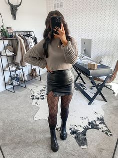 Leather Skirt And Sweater Outfit, Taupe Sweater Outfit, Sweater And Leather Skirt, Outfit Winter Ideas, Leather Skirt Outfit Winter, Black Chelsea Boots Outfit, Skirt With Tights Outfit, Leather Mini Skirt Outfit, Black Mini Skirt Outfit