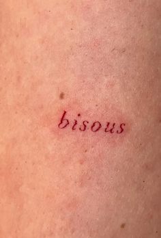 a woman's back with the word bisous written on it