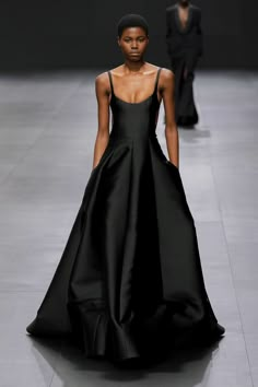 Valentino Spring 2023, Valentino Gowns, London Fashion Weeks, Valentino Dress, Couture Mode, Mode Inspo, Fashion Week Spring, Primavera Estate