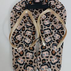 Betty Boop Flip Flops Condition: New With Tags Size : 11 Color: Tan/ Black / Brown Please See The Pictures For More Details Pet And Smoke-Free Home Betty Boop Black, Betty Boop, Black Tan, Black And Tan, Women's Shoes Sandals, Black And Brown, Flip Flops, Shoes Sandals, Women Shoes