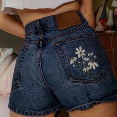 Girlie Clothes, Beachy Outfit, Beachy Style, Vintage Clothes Women, Stil Elegant, Vintage Americana, Casual Summer Shorts, Denim Color, Clothing Stores