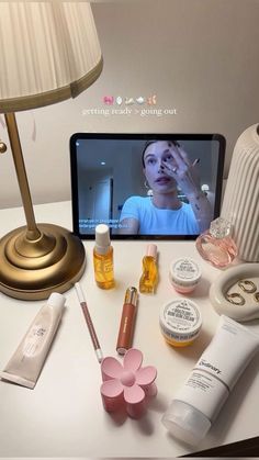 Selfcare Instagram Story, Daily Aesthetic Routine, Aesthetic Skin Care Photos, Shopping Ig Story, Skin Care Instagram Story, Shopping Instagram Story, Skincare Story, Girl Therapy, Pretty Skin Care