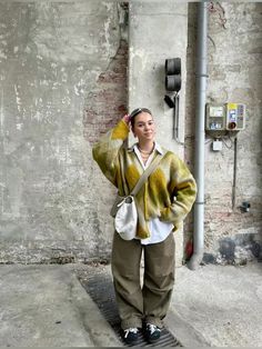 Cardigan Cargo Outfit, Baggy Womens Outfits, Tokyo Fashion Aesthetic, Streetwear Cardigan Outfit, Winter Samba Outfit, Oversized Cardigan Outfit Aesthetic, Cardigan Outfit Streetwear, Cardigan Outfit 2024, Cardigan Outfit Street Style