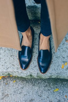 Navy Loafers, Mode Shoes, Coat Shoes, Coat Outfit, Bohol, Looks Street Style, Camel Coat, Mode Inspo, 가을 패션