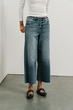 High Rise Denim Jeans Wide Leg Fit Button & Zipper Closure Cropped Fit Raw Hem Detail Stretch Material 93% Cotton, 5% Polyester, 2% Spandex Machine Wash Cold Inside Out, Tumble Dry Low Model Info Height: 5'8" Wearing Size: 25 Measurements: Waist: 28", Rise: 10.5", Inseam: 24.5" ~section 2~ SIZE WAIST RISE INSEAM 23 24" 10" 24.5" 24 25" 10" 24.5" 25 26" 10.5" 24.5" 26 27" 10.5" 24.5" 27 28" 11" 24.5" 28 29" 11" 24.5" 29 30" 11.5" 24.5" 30 31" 11.5" 24.5" 31 32" 12" 24.5" **For more specific infor Wide Leg Jeans Outfit, High Rise Denim Jeans, Spring Wear, Smart Outfit, Denim Sweater, Knit Denim, Motivation Board, Jeans Wide, Wide Jeans