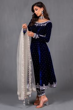 Velvet Dress Designs, Pakistani Fancy Dresses, Salwar Kamiz, Contemporary Dresses, Fancy Dress Design, Stylish Dress Book, Stylish Dresses For Girls, Pakistani Dress Design, Stylish Dress Designs