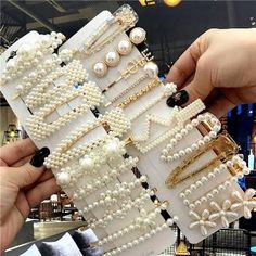 TO PURCHASE - https://amzn.to/3IszOdy PEARL HAIR CLIPS / HAIR CLIPS / KOREAN HAIR CLIPS / PEARL CLIPS / KOREAN HAIR PINS . THSES ARE PEARL HAIR PINS TO PURACHSE YOU CAN GO ON THE LINK ADN PURACHSE . KOREAN HAIR PINS WE CAN SAY THEM , THESE ARE VERY POPULAR NOW A DAYS SO DO GIVE IT TRY . Flower Barrettes, قلادات متدلية, Pearls Hair, Fashion Geometric, Pearl Hair Clip, Geometric Flower, Coron, Girls Sweet, Pearl Hair