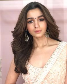 Wedding Makeup Bridesmaid, White Sari, Glittery Eye Makeup, Alia Bhatt Photoshoot, Glittery Eyes, Nude Makeup, Alia Bhatt