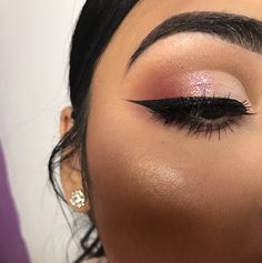 Instagram @deisybeauty_ Twitter ; xxdeisy_ #cutcrease #deisybeauty #halfcutcrease #pink #pinkglitter #eyeliner #wingedliner #makeupaddicts #makeupartist #motd #mua #brows Pink Brown Eyeshadow, Pink And Brown Eyeshadow, Pink Cut Crease Eyeshadow, Half Cut Crease Eye Makeup, Baby Shower Makeup, Pink Cut Crease, Semi Cut Crease, Gold Cut Crease, Glitter Cut Crease