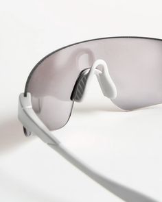 Elevated active running wear, Pace is a pair of limited edition urban-esque sunglasses with a wraparound rimless shield. Featuring a high-contrast Zeiss lens with 100% UVA+UVB protection and a black lightweight bio-based frame developed with Arkema technology. Details include an adjustable rubber nose pad and temple grippers crafted from rubber titanium chord for a bounce-free comfort. Comes with a detachable head strap, sleek adjustable running belt, branded case, pouch and cleaning cloth. → 10 Running Wear, Running Belt, Sunglasses Brand, Vr Headset, High Contrast, Eyewear Design, Designer Sunglasses, Temple, Limited Edition