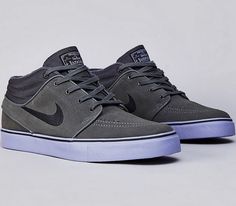 Amerykańska firma Nike prezentuje kolejną odsłonę modelu SB Stefan Janoski w wersji Mid. Tym razem będziemy mieli do czynienia z następująca kolorystyką Grey/Purple. Dlatego też, jeśli chodzi o wygląd tych butów to zdecydowanie dominuje tutaj odcień szarości, pokrywający prawie całą powierzchnię. Do tego dochodzi czarny swoosh, ale co ciekawe, zastosowano tutaj jeszcze charakterystyczny odcień fioletu. […] Nike Sb Janoski, Nike Boots, Sneaker Magazine, Grey Shoes, Rolex Daytona