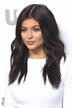 Kylie Jenner Wavy Dark Brown Loose Waves Hairstyle | Steal Her Style Medium Black Hair, Jenner Hair, Kylie Jenner Hair, Global Hair, Loose Waves Hair, Brown Hair Colors, Hair Waves, Hair Dos, Trendy Hairstyles