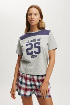 GRAPHIC SLEEP TEE Collegiate Crew Neck Top For Campus, Gray Crew Neck Top For Campus, Varsity Cotton Tops For School, Cotton Varsity Tops For School, Heather Grey Letter Print Top For Loungewear, Varsity Crew Neck Top For Campus, Sporty Logo Print Tops For Loungewear, Varsity Logo Print Tops For College, Heather Grey Sporty Tops For Loungewear