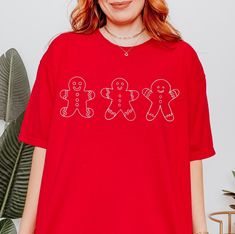 Cette chemise Gingerbread Comfort Colors est un t-shirt teint en pièce 100 % coton filé à boucle. Le tissu lavé doux et teint en pièce apporte une touche de confort supplémentaire à votre garde-robe. Le t-shirt est fabriqué dans un tissu moyen, si vous préférez un tissu léger comme la toile Bella, veuillez nous envoyer un message. Utilisez les informations sur le graphique pour choisir votre taille. Si vous souhaitez un look oversize, prenez au moins une ou deux tailles au-dessus :) Nos délais d Gingerbread Shirt, Winter Tees, Cute Christmas Shirt, Cute Christmas Shirts, Tshirt Women, Oversized Look, Christmas Tops, Cute Christmas, Gingerbread Man