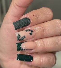 Holiday Nails Winter Christmas Coffin, Square Christmas Nails Green, Cute Short Nail Sets Christmas, Christmas Nails Square Green, Green Winter Nail Ideas, December Acrylics, Short Gel Nail Designs Winter Art Ideas, December Green Nails, Christmas Green Nails Gel