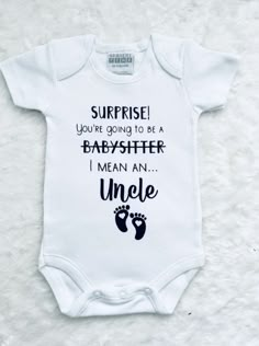 A white baby bodysuit printed with the words 'Surprise! You’re going to be a babysitter… I mean an uncle’ and cute baby feet. Uncle To Be Announcement, Pregnancy Announcement To Uncle, Ways To Announce Pregnancy, Family Baby Announcement, Pregnancy Announcement To Family