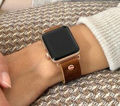 Rose Gold Apple Watch Band Ideas, Apple Watch With Bracelets Women, Apple Watch Straps Women, Apple Watch Women, Apple Watch Rose Gold, Apple Watch Leather Band, Apple Watch Bands Women, Apple Watch Fashion, Rose Gold Apple Watch