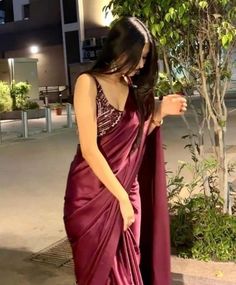 Note Blouse Design, Saree Look For Short Hair, Saree Standing Pose, Haircut For Saree, Plane Saree For Farewell, Dusty Rose Saree, Saree For Day Function, Saree For Warm Skin Tone, Deep Square Neck Blouse