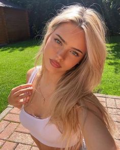 Big Women Fashion, German Girl, Girls Support Girls, Looks Party, Model Aesthetic, August 9, Pinterest Girls, Blonde Beauty, The Grass