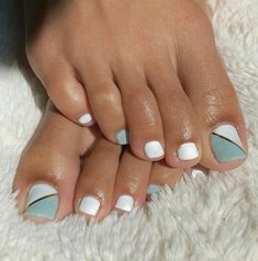 Simple Summer Pedicure Ideas, Metallic Toe Nails, Simple Toe Nails, Pedicure Designs Toenails, Pedicure Nail Designs, Gel Toe Nails, Acrylic Toes, Acrylic Toe Nails, Toe Nail Color