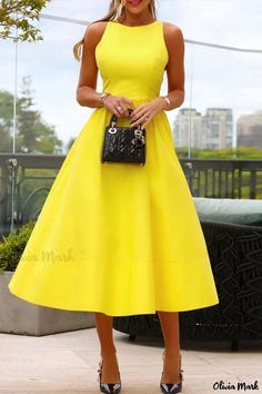 Chique Outfit, Solid Midi Dress, Sleeveless Outfit, Yellow Midi Dress, Midi Cocktail Dress, Midi Dress Summer, Homecoming Dress, How To Look Classy