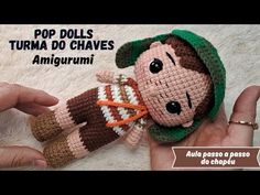 a crocheted doll is being held up by someone's hand with the caption pop dolls turna do chaves amigurmi