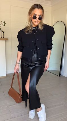 Outfit Bogota, Skirt Leather Outfit, Faux Leather Jacket Outfit, Black Fall Outfits, Winter Skirt Outfit, Professional Outfits Women, Casual Outfit Inspiration, Effortlessly Chic Outfits