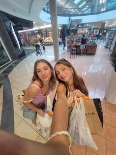 #bestfriends #shopping #mall #twin Aesthetic Best Friends Pictures, Stuff To Do With Friends At The Mall, Museum Picture Ideas With Friends, What To Get From The Mall, Cute Pics To Recreate By Yourself, Bestie Shopping Pics, Mall Inspo Pics, Mall Friends Aesthetic, Bestie Astethic