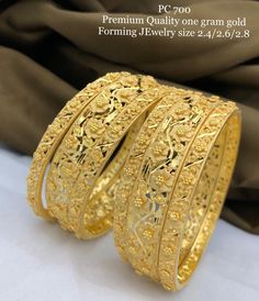 Gold Bangles Design For Women, Arab Gold, Wedding Bangles, Unique Gold Jewelry Designs, Traditional Flower, Gold Jewelry Outfits, Flower Model, Gold Bangle Set, Fancy Jewelry Necklace