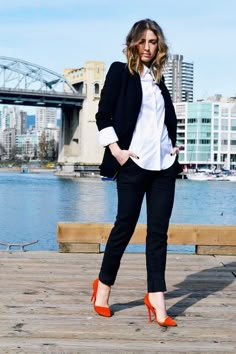 How To Wear Blazers, Work Outfits Frauen, Work Outfit Office, White Shirt Outfits, Look Office, Athleisure Trend, Office Casual Outfit, White Button Down Shirt, Office Outfit