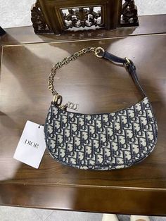 Cute Shoulder Bags, Purse Inspiration, Designer Essentials, Dior Purse, Glitch In The Matrix, Dior Monogram, Dior Shoulder Bag, Trendy Purses