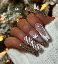 Gold Christmas Nails Glitter, White Gold Winter Nails, White Gold Christmas Nails, Gold Xmas Nails, White And Gold Christmas Nails, Glittery Christmas Nails, Merry Christmas Nails, Gold Holiday Nails, Christmas Nail Design