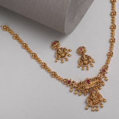 Baby Necklace Gold Indian, Antique Long Necklace, Women Gold Necklace, Short Gold Necklace, Gold Things, Simple Necklace Designs, Long Necklace Set, Indian Wedding Jewelry Sets, Gold Jewels Design