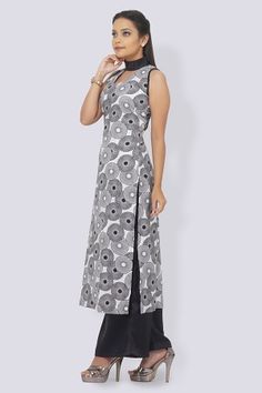 White Crepe Printed Straight Kurti Stylish Kurtis, Straight Kurti, Designer Kurtis, Solid Color Pants, Online Shopping Websites, Shopping Website, Online Fashion Stores