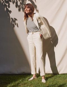 Off White Trousers Outfit, White Trousers Outfit, Cord Pants, Top Summer Outfits, Parisian Chic Style, Cord Trousers, Trouser Outfit, Cords Pants