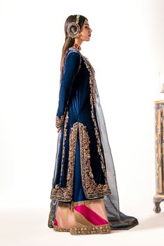 Classic Kameez Trouser Style Deep Blue Pakistani Wedding Dress is a traditional masterpiece adorned with the hand-crafted details of Resham and Mukaish. Indian Formal Wear, Pakistani Party Wear Dresses, Indo Western Gown, Pakistani Party Wear, Salwar Dress, Dress Salwar Kameez, Pakistani Wedding Dress, Embellished Neckline, Pakistani Dress