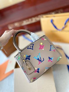 BRC Fashion Lu-Vi Bags - 14853 A+ Excellent Quality copies; Contact us if you've any questions in your mind. Trendy Tote, Hermes Bags, Branded Handbags, Luxury Accessories, New Instagram, Cute Bag, Christmas Sale, Prada Bag, Small Bag