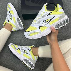 Nike Girl, Fire Shoes, Tennis Love, Pretty Sneakers, Sneaker Heads, Jeans For Girls, Sunflower Daisy, Shoes For Summer