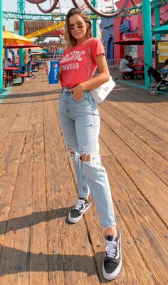 Como dar um up no look com t-shirt colorida. Foto: dolcemme - A t-shirt colorida é uma daquelas peças indispensáveis do closet, pois eleva o visual sem grandes esforços. Confira este look com t-shirt colorida vermelha, mom jeans e tênis vans no post de hoje. #momjeans #destroyed #tshirtvermelha Chandler Friends, Jeans Mom, Tshirt Outfits, College Outfits, Looks Vintage, Outfits Casuales, Cute Casual Outfits, Urban Fashion, Look Fashion