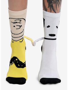 Peanuts Snoopy & Charlie Brown Magnetic Arms Mismatch Crew Socks Snoopy Shoes Converse, Snoopy Shoes, Snoopy And Charlie Brown, Snoopy Gifts, Snoopy Pictures, Hold Hands, Joe Cool, Embroidered Shoes, Funny Socks