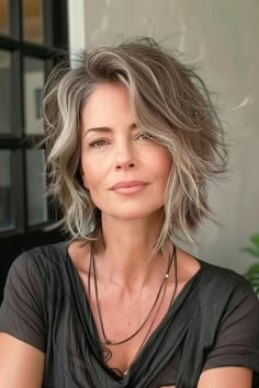 Rock these gorgeous short hairstyles that are perfect for women over 40. Each style is designed to give you a fresh and modern look. Visit the link to see the complete collection of stylish cuts! 90's Hairstyles, Medium Shaggy Hairstyles, Medium Shag Haircuts, Mom Hair, Shaggy Short Hair, Bangs Short, Shag Hairstyles