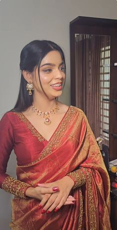 Reception Bride In Saree, Saree Engagement Look Bride, Engagement Saree For Bride Indian, Engagement Saree Look Indian, Simple Engagement Look, Newly Married Saree Look, Karwachauth Look In Saree, Saree Engagement Look, Reception Saree Look For Bride