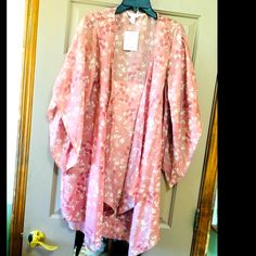 Lc Lauren Conrad Pink Floral Boho Duster Kimono Flowy Sleeves Color: Pink With Pink And White Floral Print Size: One Size Silky Kimono Like Material Brand New With Tags Retails: $50 My Mom Purchased For Her And It Didn’t Work Out With Her Outfit She Bought It For And Since I Don’t Wear Pink Much We Decided To Sell It. Will Model And Measure No Known Flaws. Brand New With Tags. Ships In 2-7 Days Depending On My Post Offices Delays. Some Reasonable Offers Considered. #Boho #Laurenconrad #Summer #K Burgundy Velvet Blazer, Lauren Conrad Jeans, Royal Blue Blazers, Light Grey Blazer, Red Blazer Jacket, Embroidered Denim Jacket, Flowy Sleeves, Floral Blazer, Pink Blazer