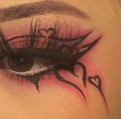 Barb Wire Eyeliner, Emo Inspired Makeup, Red Halloween Eye Makeup, Draculaura Makeup Look, Hooded Eye Goth Makeup, Cool Eye Makeup Looks, Alt Graphic Liner, Alt Eyeliner Styles, Goth Makeup Eyeliner